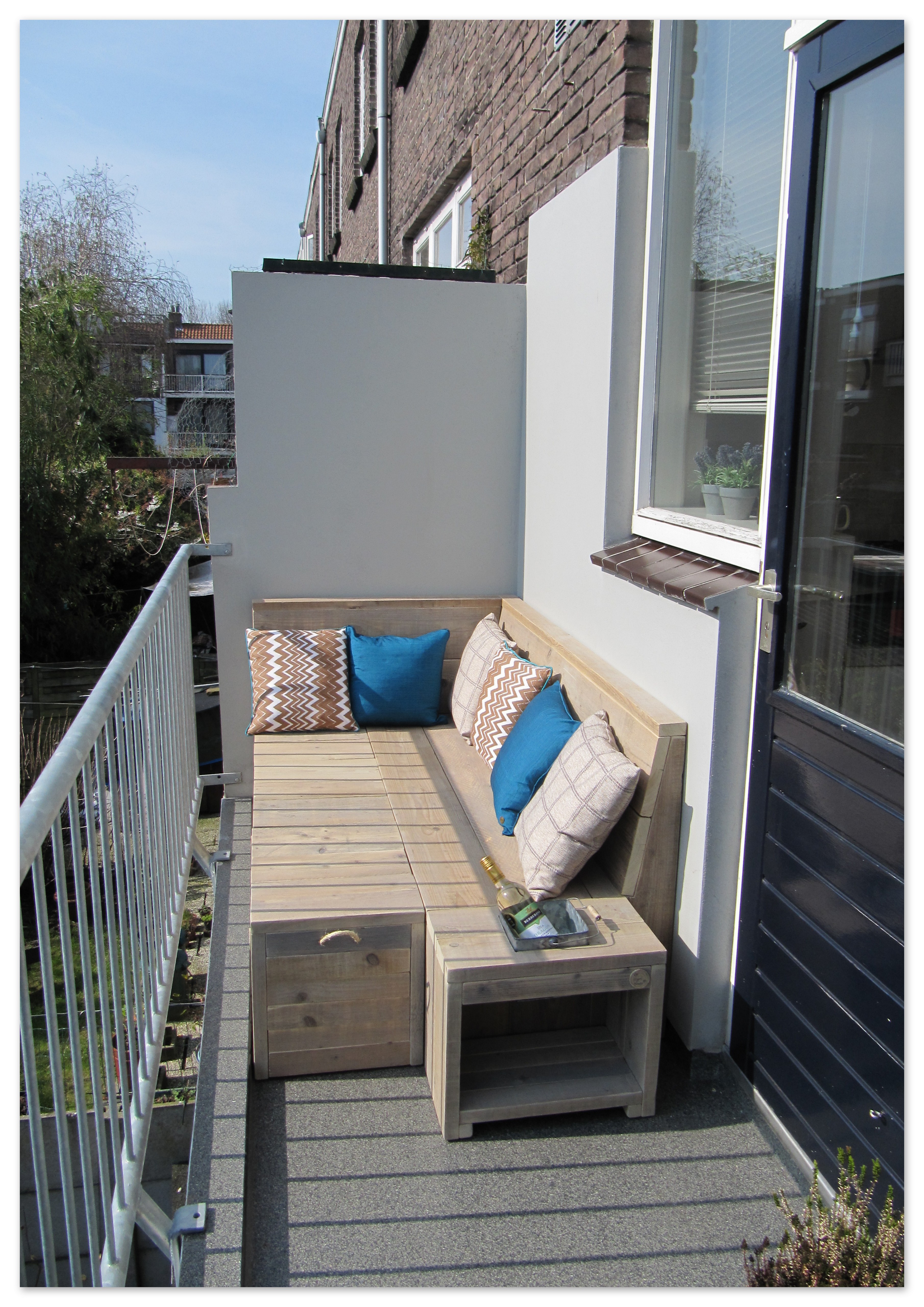 Bestaan Tablet minimum Balkon loungebank van gebruikt steigerhout op het balkon