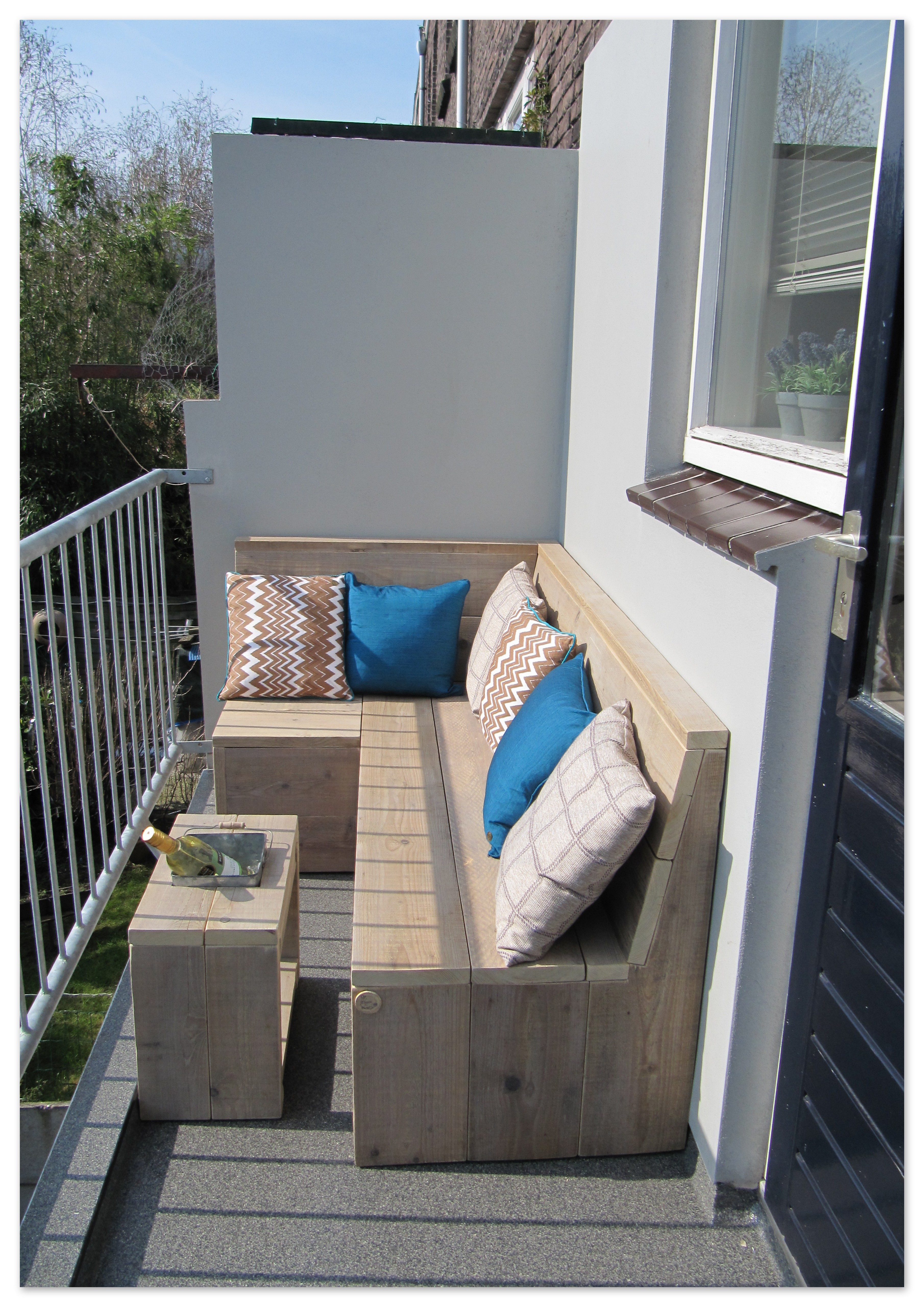 Geruststellen Misverstand met tijd Balkon loungebank van gebruikt steigerhout op het balkon